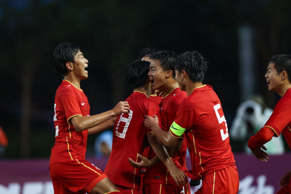 心系老东家，维尼修斯晒穿达尼洛弗拉门戈13号球衣打游戏